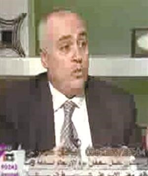 الطبيب خلال محاولته الاجابة على المتصل