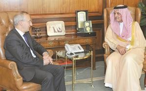 وزير الخارجية السعودي الامير سعود الفيصل مستقبلا نظيره المجري يانوش مرتيني في الرياض امس واس﻿