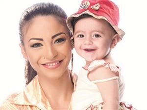 دوللي شاهين وابنتها ﻿