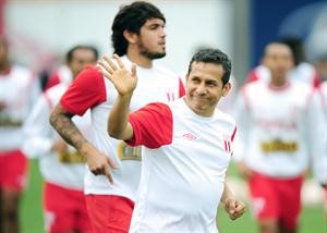 رئيس بيرو اولانتا هومالا خلال مشاركته في تدريبات منتخب بلاده افپ
