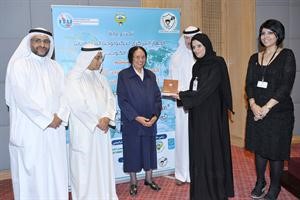 هيام النجران تتسلم تكريم بيتك عن المشاركة والدعم
