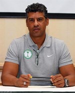 المدرب الهولندي فرانك رايكارد مهتم بتعلم كل ما يخص الصلاة