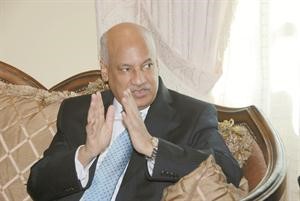 السفير المصري عبدالكريم سليمان متحدثا للحضور كرم ذياب
