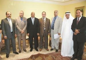 السفير متوسطا عددا من الحضور
