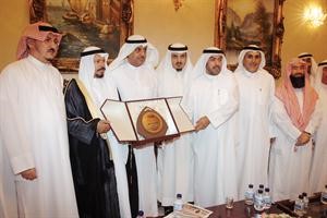 علي الدقباسي يتسلم درع التكريم من قبيلة الرشايدة بحضور محمد بن مسيلم ومبارك الخرينج ومبارك الدويلة ونبيل العوضي﻿