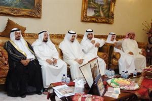 الدقباسي متوسطا الحضور اثناء التكريم﻿