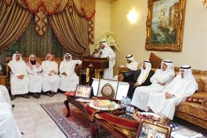 علي الدقباسي متحدثا للحضور في ديوان الرشايدة﻿