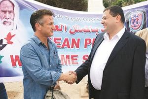 مسؤول من المجلس الانتقالي يرحب بالنجم العالمي شون بن في بنغازي افپ