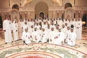 سمو ولي العهد الشيخ نواف الاحمد ودفاضل صفر واللواء فهد الفهد وعدد من المشاركين في الرحلة
