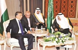 الامير نايف بن عبدالعزيز النائب الثاني لرئيس مجلس الوزراء ووزير الداخلية السعودي مستقبلا رئيس وزراء المجر د فيكتور اوربان في الرياض امس	واس﻿