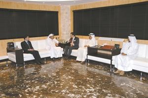الزميل يوسف خالد المرزوق مستقبلا السفير الاسباني بحضور الزملاء عدنان الراشد ويوسف عبدالرحمن ومحمد الحسيني﻿