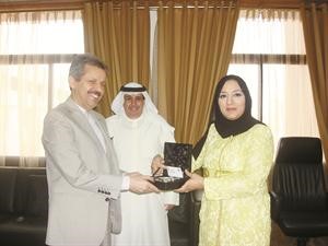 درع تذكارية من الوزيرة الى السفير الايراني في الكويت بحضور الخالدي﻿