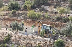 الجرافات الاسرائيلية تهدم المنازل الفلسطينية على مشارف مدينة الخليل امس افپ