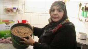 مواد غذائية فاسدة رصدتها البلدية في احد المطاعم
