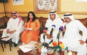 خالد الراشد والمحامية نجلاء النقي خلال المؤتمر الصحافي﻿