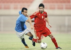 المهاجم عبدالرحمن باني يحاول استخلاص الكرة من المدافع السوري عمر جنيات	 عادل يعقوب﻿
