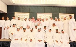 طارق الحمد ودصالح ياسين وداسامة اليوسف مع عدد من الطلبة الدارسين في الامارات
