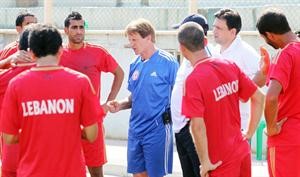 مدرب منتخب لبنان الالماني ثيو بوكير يوجه لاعبيه خلال التدريب امس﻿