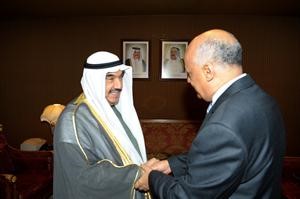 سمو الشيخ ناصر المحمد مستقبلا السفير المصري عبدالكريم سليمان
