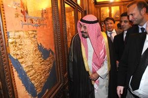 الشيخ دمحمد الصباح خلال جولته في قصر السيادة التاريخي
