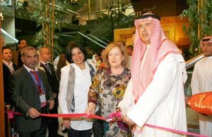 تكريم دمارغريت الساير ودوليد الفلاح يقص شريط الافتتاح﻿