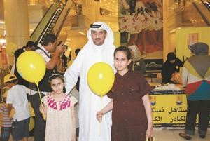 احد اعضاء الجمعية اصطحب ابنتيه خلال مشاركته في الحملة﻿