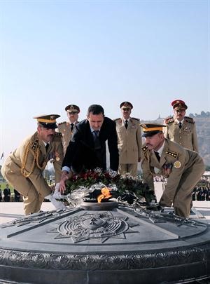 الرئيس السوري بشار الاسد يضع اكليلا من الزهور على صرح الشهيد في جبل قاسيون بمناسبة الذكرى 38 لحرب تشرين﻿