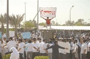 الطلاب اثناء احتجاجهم وقبل اقتحام مبنى رقم واحد في التربية 	سعود سالم﻿