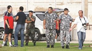 الامن اللبناني يبعد المصور المخالف ويبدو المنسق الاعلامي طلال المحطب هادئا كعادته