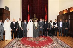 الرئيس الالباني والرئيس الخرافي يتوسطان اعضاء الوفد البرلماني