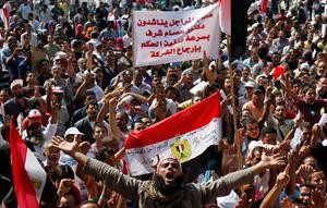 الاف المصريين في جمعة شكرا عودوا لثكناتكم في ميدان التحرير امس	رويترز﻿
