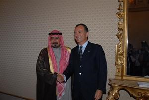 تقديم الشيخ دمحمد الصباح قبل تسليمه الدكتوراه الفخرية
