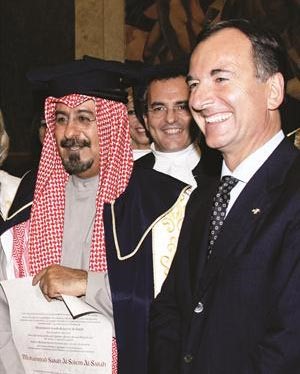 الشيخ د محمد الصباح بعد تقلده الدكتوراه الفخرية من جامعة بيروجا الايطالية
