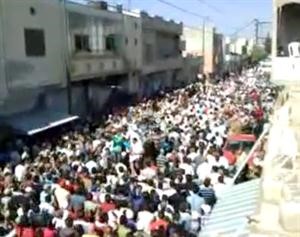 صورة عن الانترنت لمظاهرة في مدينة القصير بمحافظة حمص