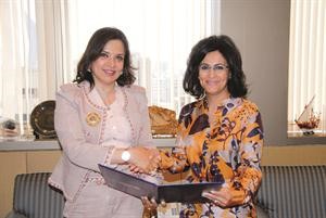 شيخه البحر تسلم شيك الرعاية لرئيسة الجمعية الكويتية لاختلافات التعلم امال الساير
