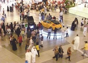 السيارة الجديدة جذبت الجمهور اليها مع اول اطلالة لها
