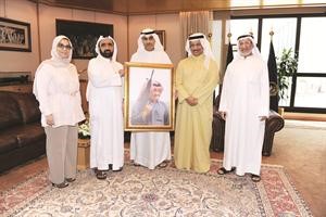 الشيخ جابر المبارك مستقبلا رئيس واعضاء اللجنة العليا لجائزة الشيخ مبارك الحمد للتميز الصحافي﻿