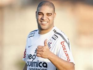 المهاجم ادريانو عاد للملاعب بعد غياب طويل﻿