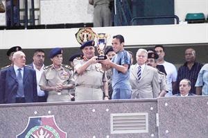 لاعب الجيش محمد حليم يتسلم كاس الاحتفال
