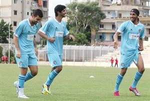 فهد العنزي ومساعد ندا وطلال العامر في تدريبات الازرق بملعب برج حمود