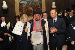 الشيخ دمحمد الصباح خلال تسلمه شهادة الدكتوراه الفخرية من جامعة بيروجا﻿