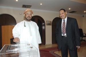 السفير العماني الشيخ دسالم المعشني يدلي بصوته في الانتخابات ويبدو الزميل اسامة ابوالسعود