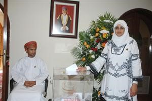 مواطنة عمانية تدلي بصوتها سعود سالم