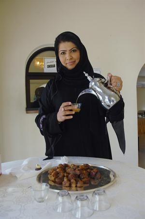ترحيب بالناخبين بالقهوة والتمور