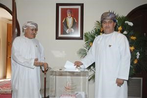 وناخب عماني يدلي بصوته