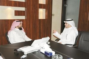 المنشد محمد نواف السالم يتحدث للزميل ضاري المطيري فريال حماد