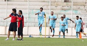 نجما الازرق مساعد ندا وعبدالعزيز المشعان يتقدمان اللاعبين في تدريبات اللياقة البدنية	عدنان الحاج علي﻿