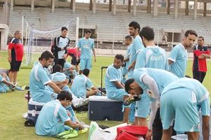 لاعبو الازرق يستعدون للتدريب على ملعب برج حمود﻿