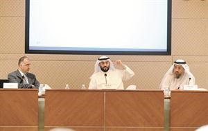 علي الزبيد وعبدالرحمن زمان وجيرارد سينابيان خلال الاجتماع﻿