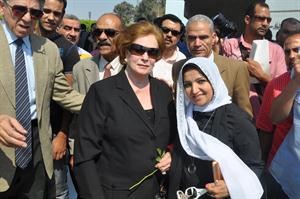 جيهان السادات مع الزميلة فوزية الابراهيم خلال زيارتها لضريح الرئيس الراحل انور السادات في ذكرى اكتوبر﻿